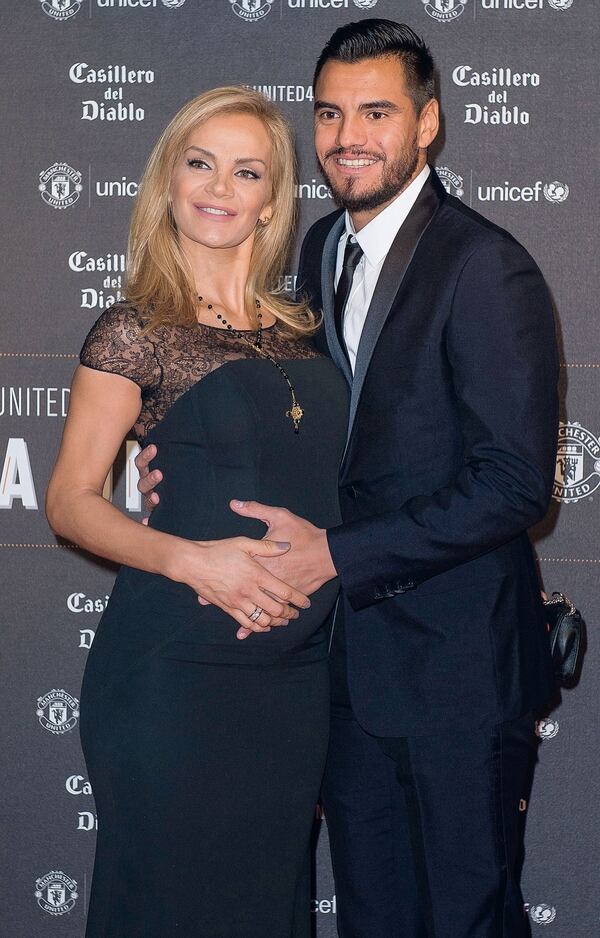 Sergio Romero y Eliana Guercio en el evento “United for UNICEF Gala Dinner” en el Old Trafford de Manchester. Foto AFP / Paul ELLIS