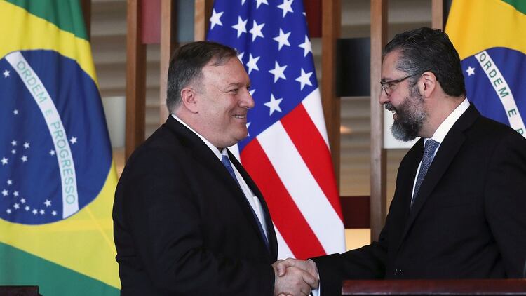 Pompeo saluda a Araújo (Reuters)