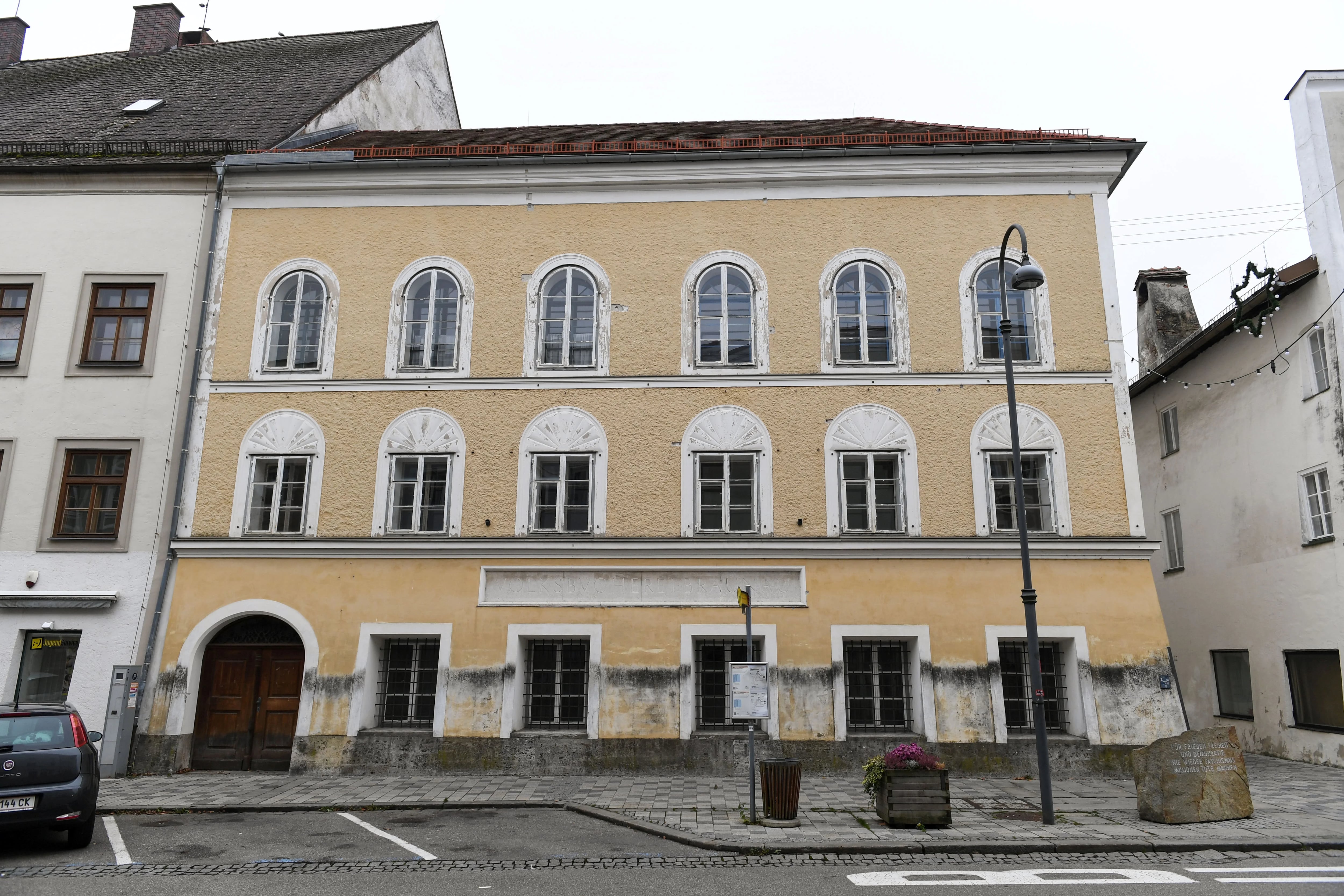 Vista general del edificio donde nació el genocida Adolf Hitler en Braunau, Austria (REUTERS/Andreas Gebert)