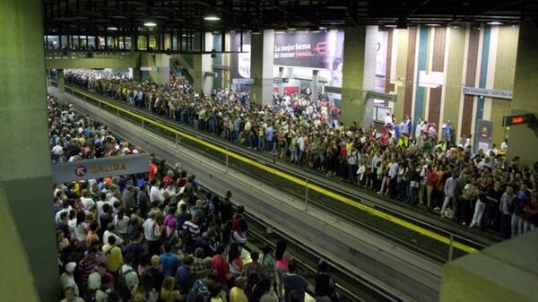 El metro de Caracas está colapsado por el paro de buses