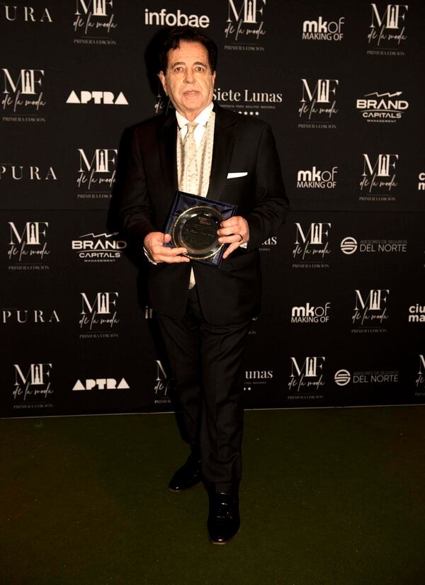Héctor Vidal Rivas recibió una distinción de APTRA por su trayectoria en la moda