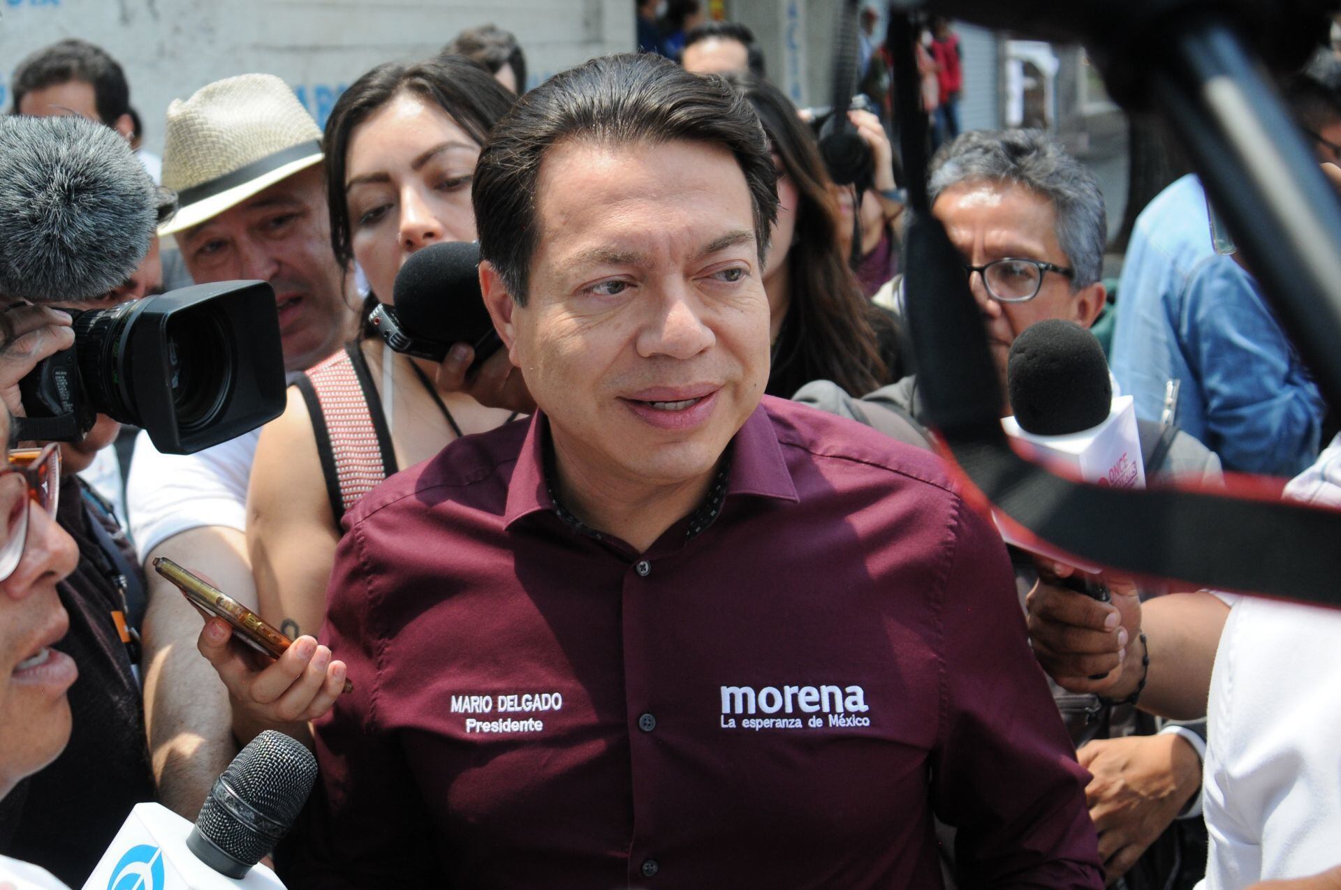 Mario Delgado, presidente de Morena, acudió a la bodega de una empresa de valores donde se resguardan los paquetes de la encuesta. (Cuartoscuro)