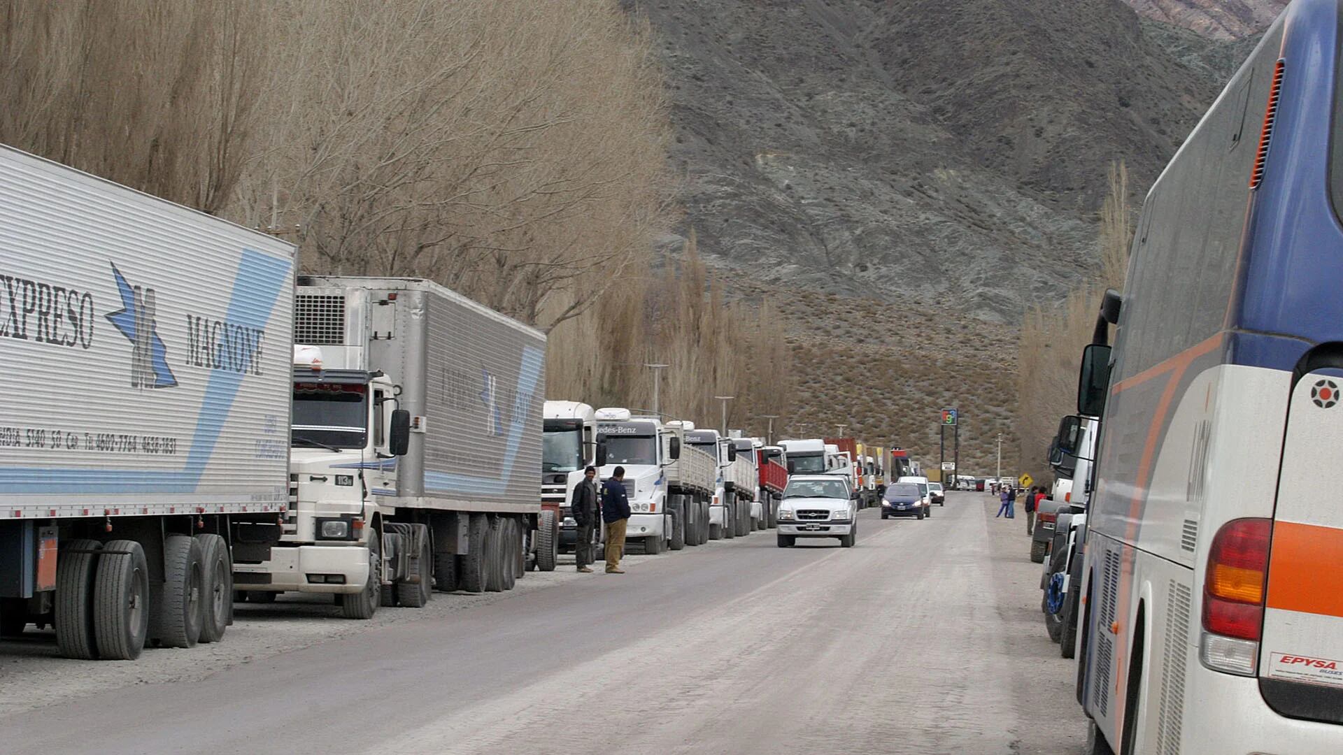 Camiones esperando para cruzar a Chile