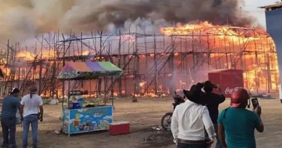 Plaza de toros en Yucatán es consumida por fuerte incendio