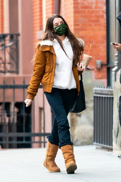 Una vez más, Suri, la hija de Tom Cruise y Katie Holmes, no pudo escapar de los paparazzi que la captaron tomando un café y caminando por las calles de Nueva York