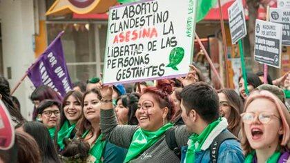 La chica que sostiene el cartel es Maca, una de las hijas de Benjamín