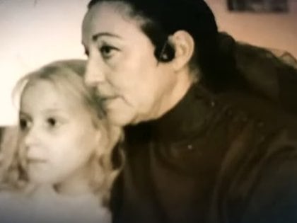 De niña con Ada Carrasco, su abuela (Foto: Captura de pantalla del programa Hoy)