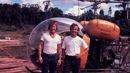 Con Tony Stuart y el pequeño helicóptero que los llevó a su aventura en 1972