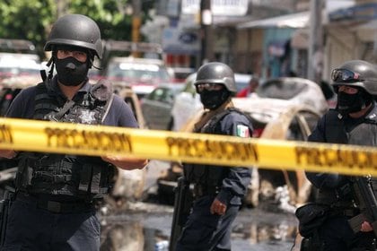 FOTO DE ARCHIVO. Policías mexicanos hacen guardia en Veracruz. 13 de julio de 2009. REUTERS/Martín Lara Reina.