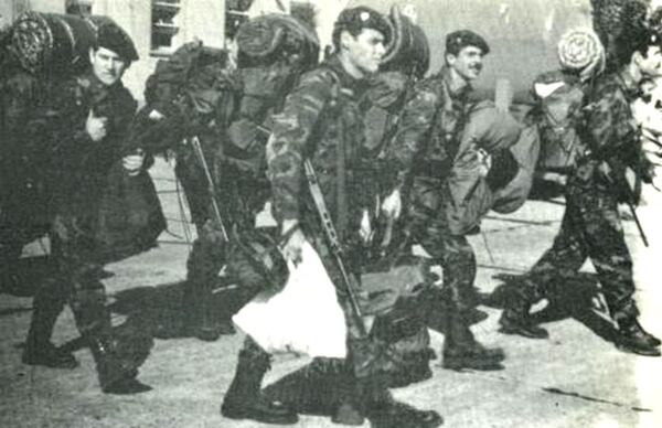 La CompaÃ±Ã­a de Comandos 602 al salir de Campo de Mayo hacia las islas Malvinas en 1982