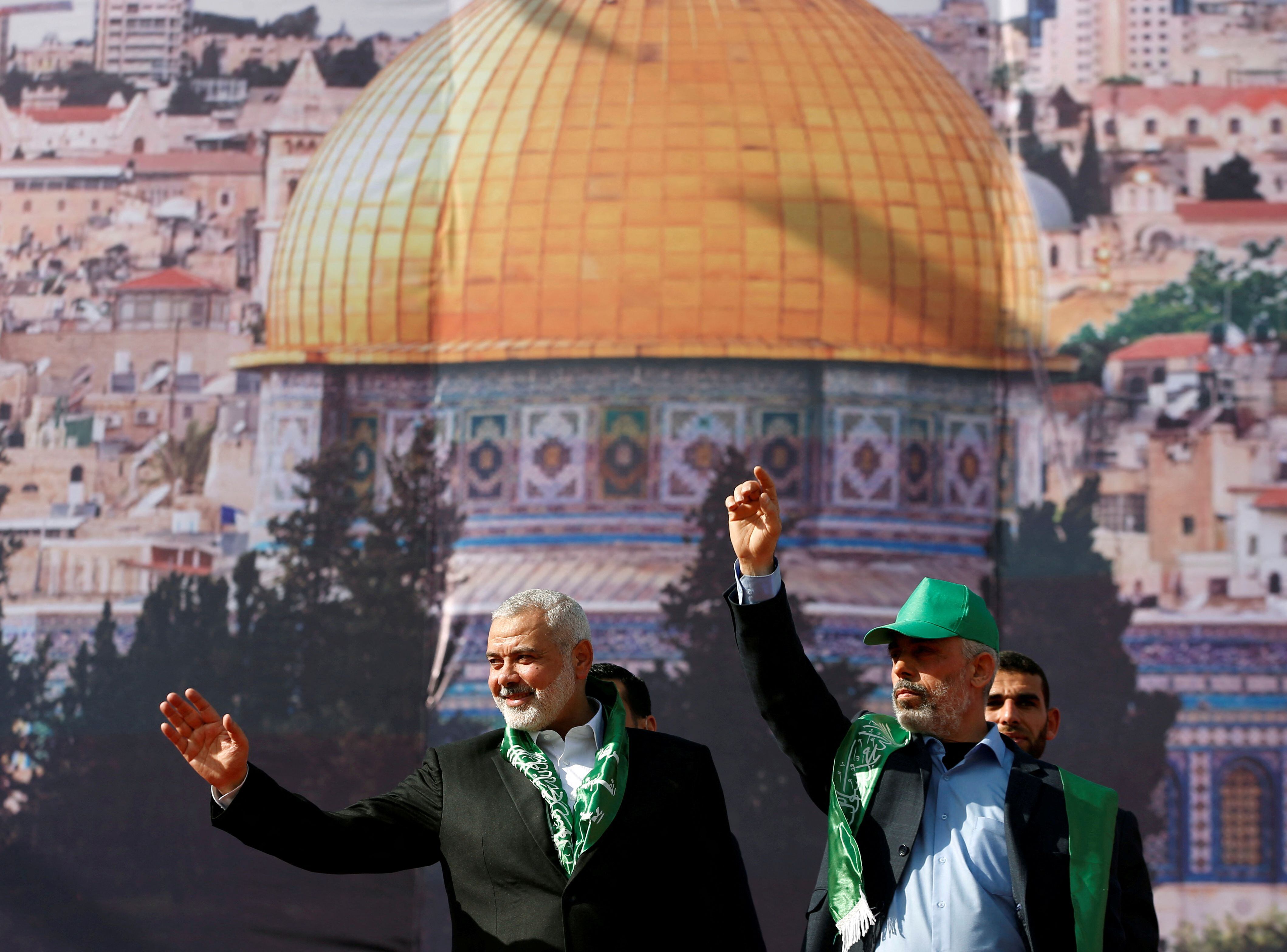 El líder político de Hamas Ismail Haniyeh y el líder del grupo en Gaza Yehya Al-Sinwar (REUTERS/Mohammed Salem/archivo)