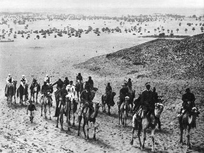El jerarca fascista Rodolfo Graziani y Amedeo d'Aosta entran en el oasis de Cufra, durante la conquista de Libia en 1931