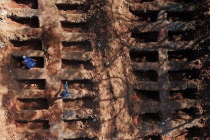 Gravediggers prepare new graves to be used at Vila Formosa cemetery amid the outbreak of the coronavirus disease (COVID-19) in Sao Paulo, Brazil, August 6, 2020. Picture taken with a drone. REUTERS/Amanda Perobelli