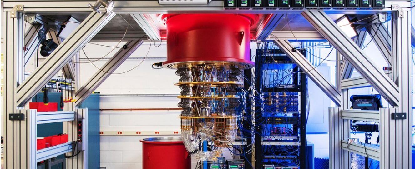 La computación cuántica aplica los principios de la mecánica cuántica a la informática para procesar grandes volúmenes de información de manera veloz.