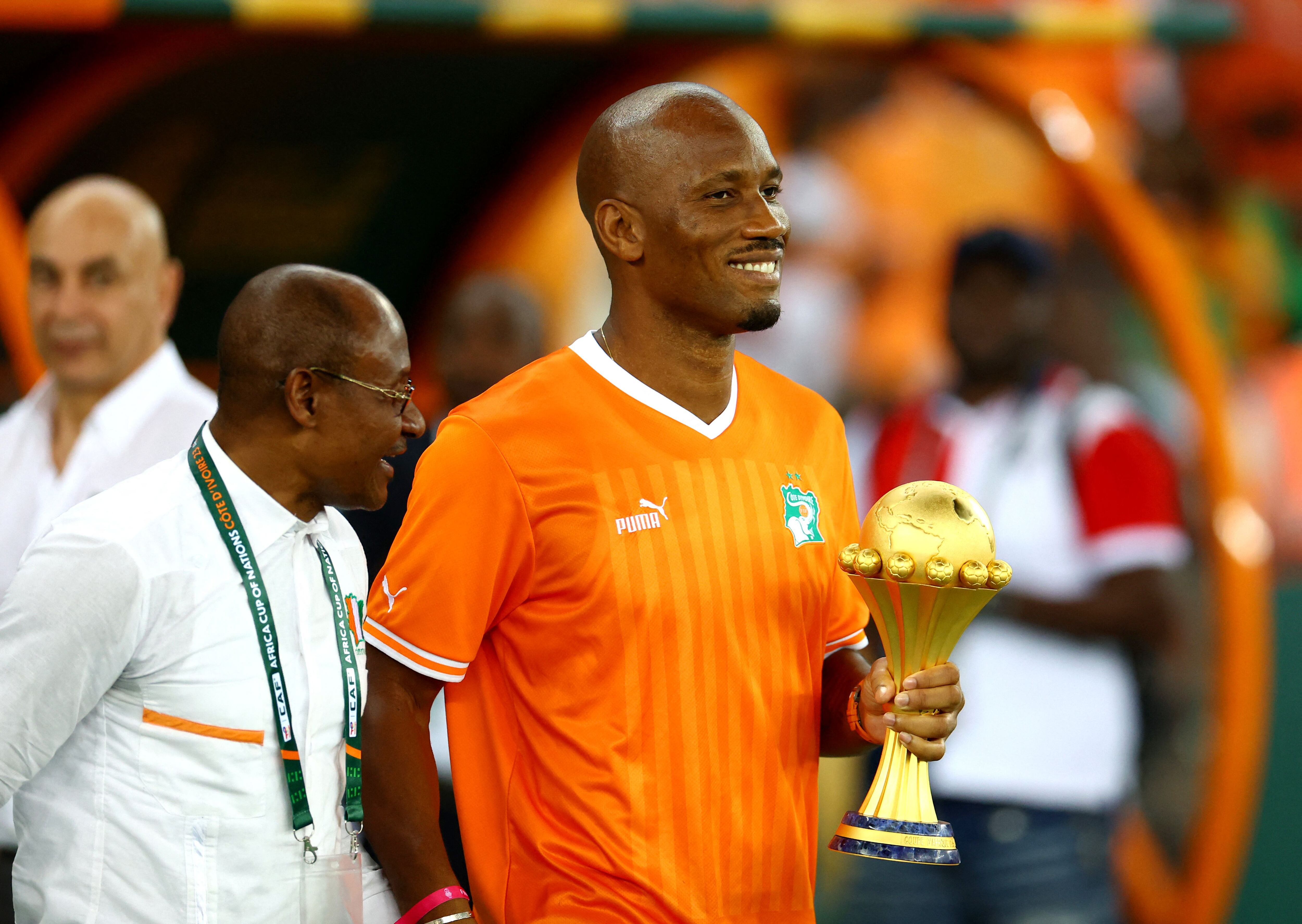 Costa de Marfil se coronó por tercera vez en su historia y Drogba se dio el gusto de tocar el trofeo (Foto: Reuters)