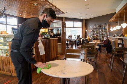 En Mar del Plata funcionan los restaurantes y bares con mesas afuera y adentro de los locales 