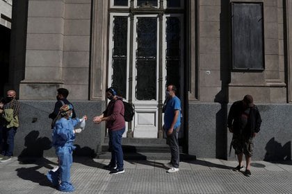 De las vacunas que se aplican hoy en día en la Argentina, la única que tiene componentes diferentes es la fórmula rusa (REUTERS)