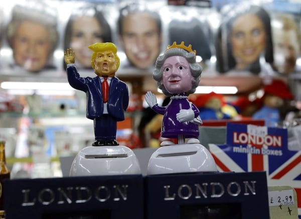 Muñecos de Trump y la reina (Reuters)