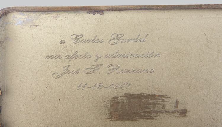 Cigarrera de metal dorado, obsequio de José Razzano a Carlos Gardel con fecha 11 de diciembre de 1917. La inscripción dice: 