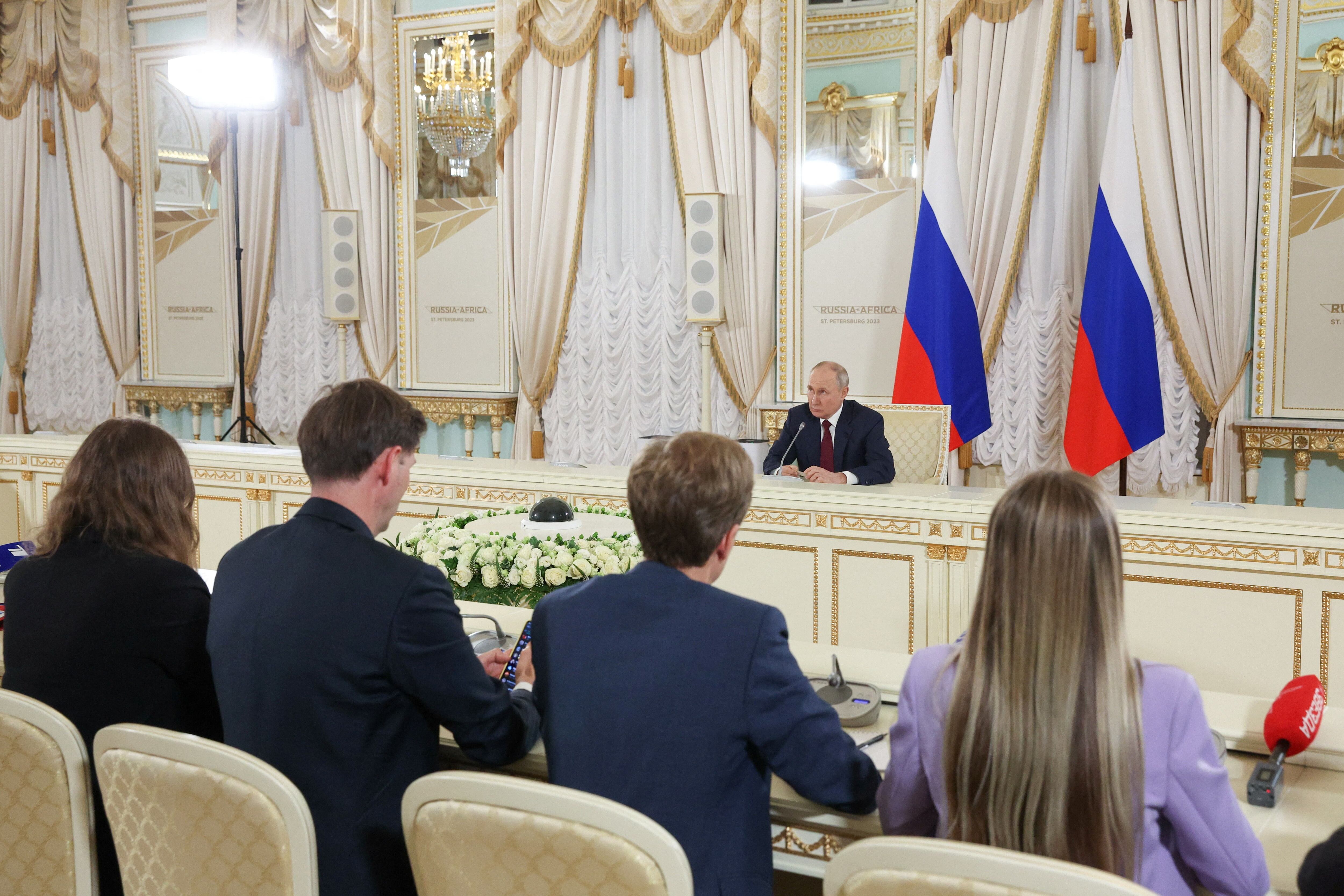 Rueda de prensa de Vladimir Putin en San Petersburgo tras la cumbre Rusia-África este 29 de julio de 2023 (Sergei Bobylyov/TASS Host Photo Agency vía REUTERS)