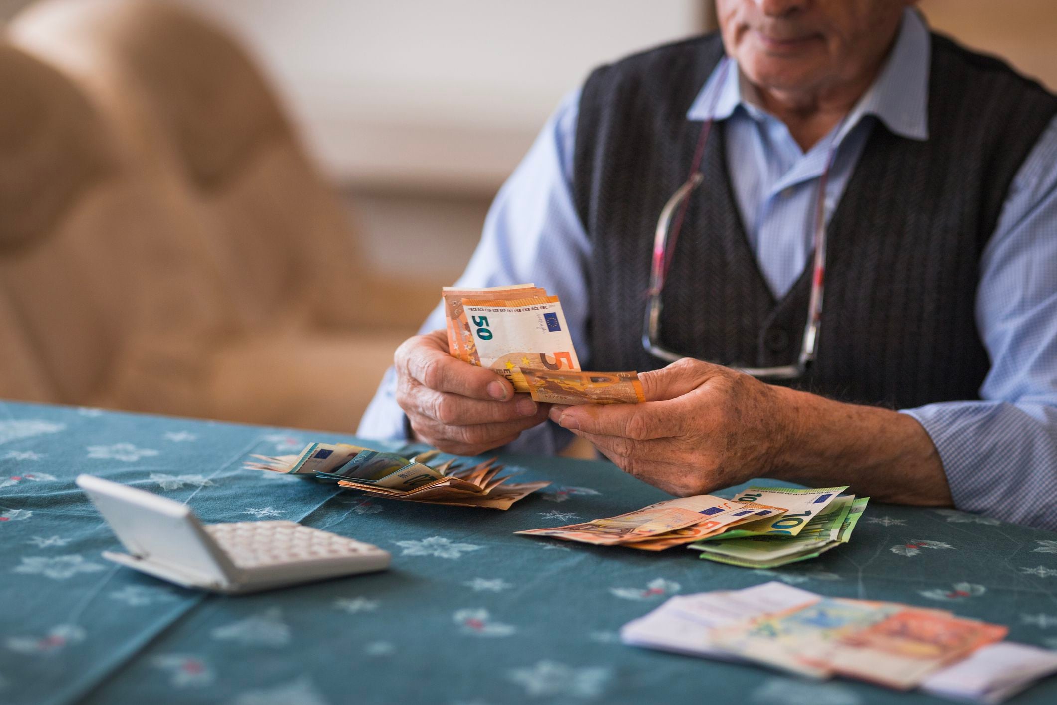 Un jubilado cuenta el dinero de su pensión. (Getty)