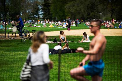 Pequeños grupos de personas intenan mantener la distancia social en el Central Park