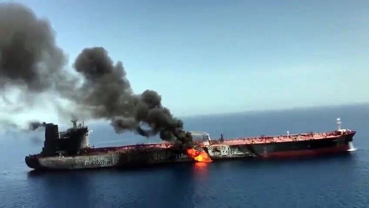 El petrolero Front Altair en llamas en el Golfo Pérsico tras un presunto ataque