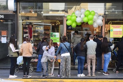 Una de las situaciones que más se repiten es la aglomeración de personas frente a los comercios, debido a que el ingreso está prohibido. Los vendedores salen hasta la puerta del local para atender a los clientes. El resultado: inevitablemente se rompe el distanciamiento social, como en esta calle comercial de Quilmes 