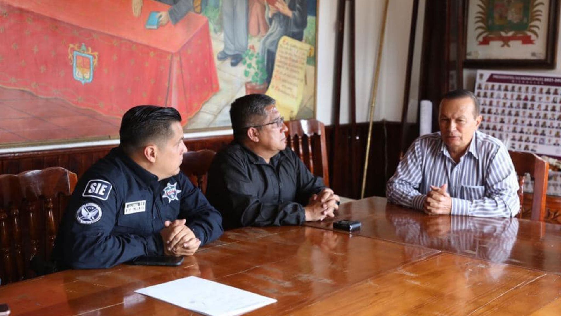 El alcalde Artemio Moriya recibió a mandos de la policía estatal. (SSP Michoacán)