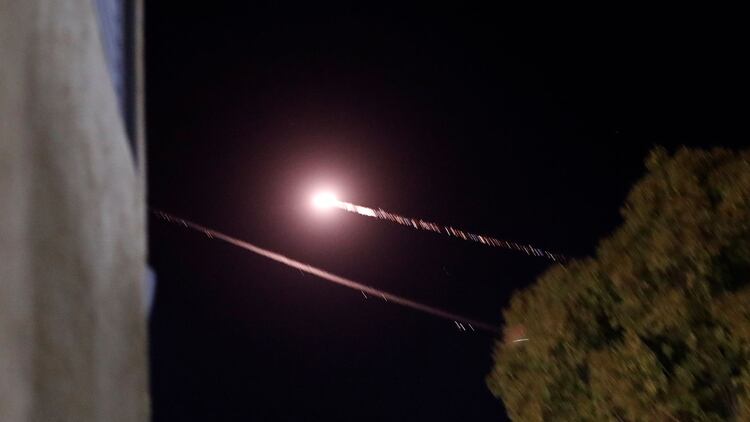 Los misiles del sistema de defensa aérea de la Cúpula de Hierro de Israel son disparados desde la ciudad de Sderot, sur de Israel, el 25 de marzo de 2019. (AFP)