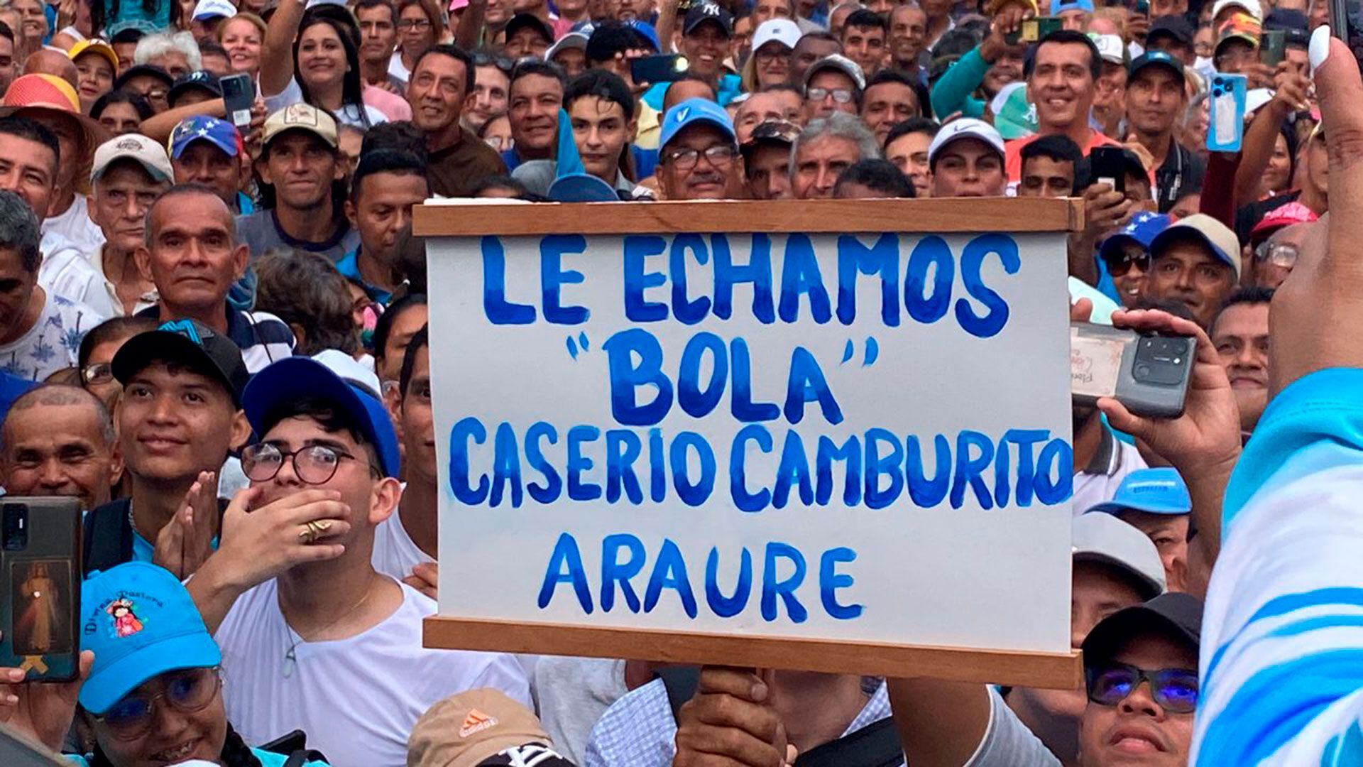 Los seguidores de Machado mostrando un cartel contra el chavismo