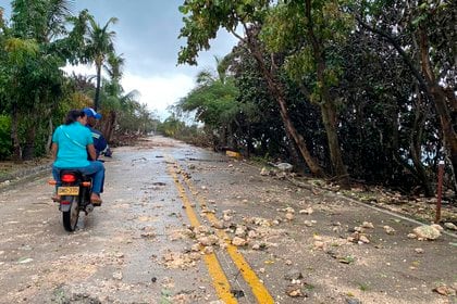 Una pareja transita por una carretera afectada por el huracán Iota el martes, en San Andrés (Colombia).  EFE / Juan David Su rez Corpas
