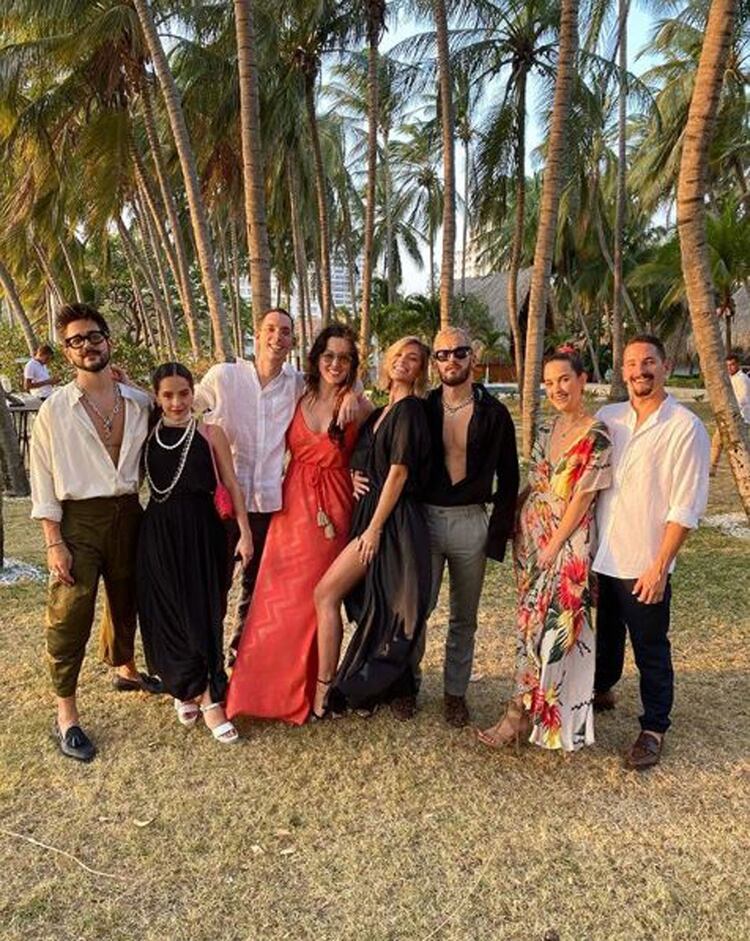 Evaluna Montaner junto a su marido, sus hermanos y sus respectivas parejas durante la cuarentena (Foto: Instagram)