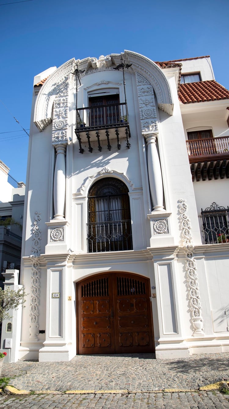Columnas, implementación de hierro y ornamentos visten la fachada de la casona del arquitecto Estanislao Pirovano