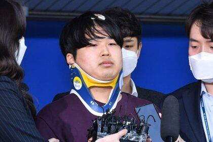 Cho Ju-bin, de 24 años, fue encontrado culpable de dirigir una red de tráfico sexual en línea que esclavizó virtualmente a más de 70 mujeres, incluidas 16 menores de edad. Fotografía:  AFP