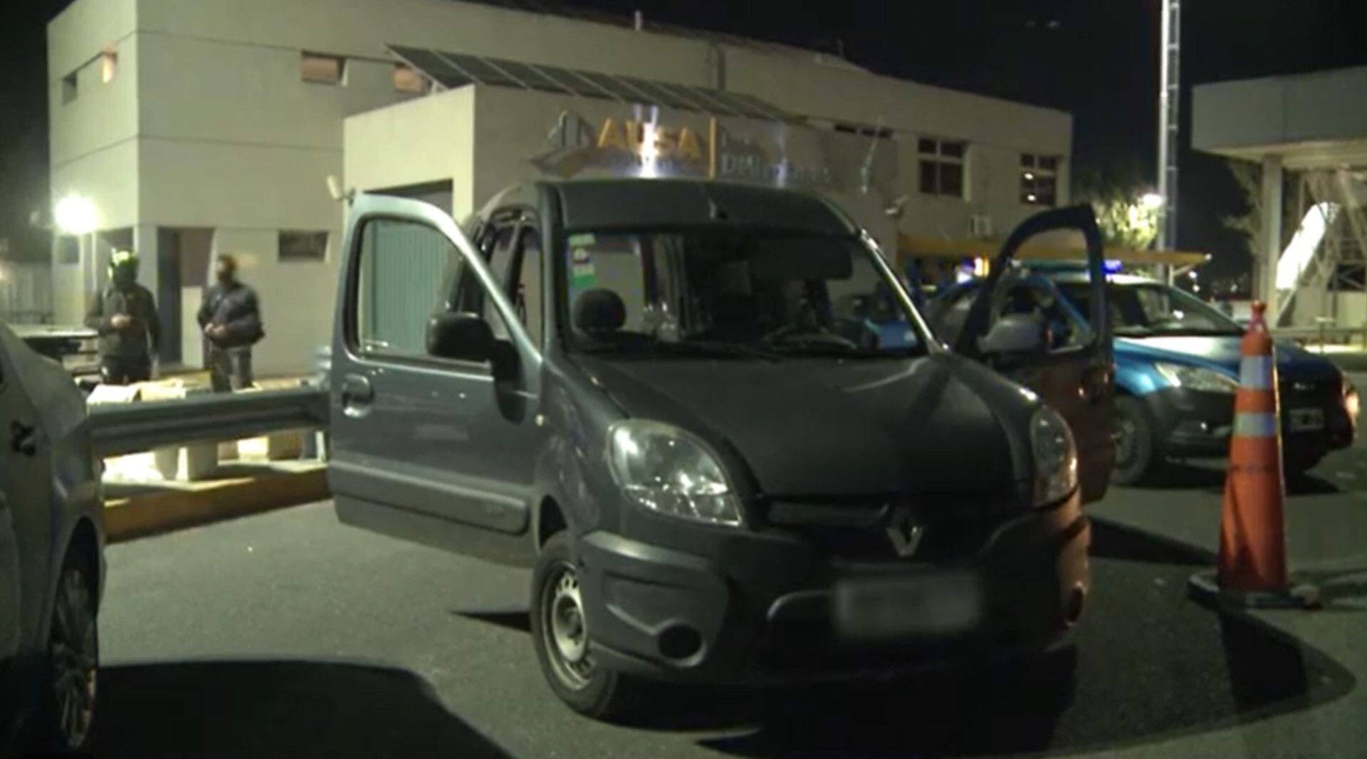 La camioneta Renault Kangoo de color gris donde el detenido trasladaba de manera ilegal los mil atados de cigarrillos 
