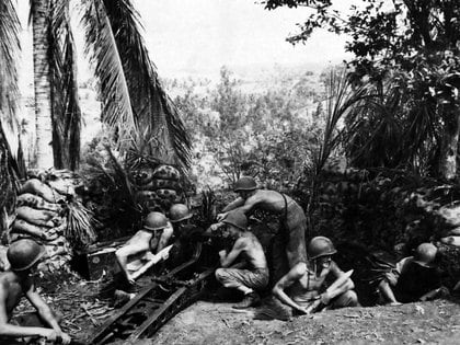 Marines de los Estados Unidos emplazamientos de armas de campaña capturados en las primeras etapas de la Batalla de Guadalcanal de la Segunda Guerra Mundial, en las Islas Salomón en 1942  U.S. Navy/Handout via REUTERS/File Photo   