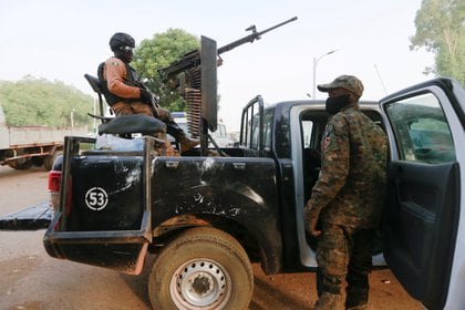 Un soldado se sienta en uno de los camiones utilizados para traer de vuelta a las niñas secuestradas en Zamfara (REUTERS/Afolabi Sotunde/File Photo)