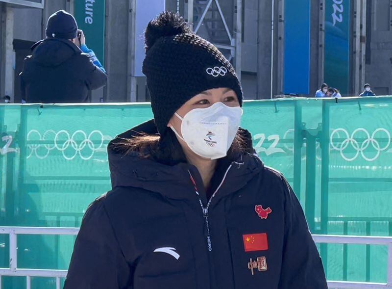 La tenista china Peng Shuai deja el evento femenino de salto de altura en esquí estilo libre de los Juegos Olímpicos de Invierno de Pekín 2022 en la Big Air Shougang de Pekín, China. 8 de febrero, 2022. REUTERS/Staff