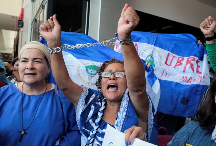 Una manifestante antigubernamental grita consignas a la policía antidisturbios durante una protesta contra el régimen de Daniel Ortega, en Managua, Nicaragua, 30 de marzo de 2019. REUTERS / Oswaldo Rivas
