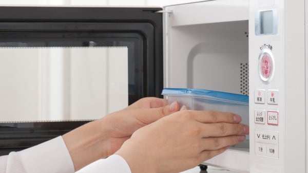 Es importante saber qué tipo de envase de plástico se introduce en el microondas (iStock)