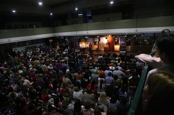 Cientos de personas se juntaron en la Escuela General Don José de San Martín, de Salto, donde Manes estudió, para el lanzamiento de su libro El Cerebro del Futuro (Nicolás Stulberg)