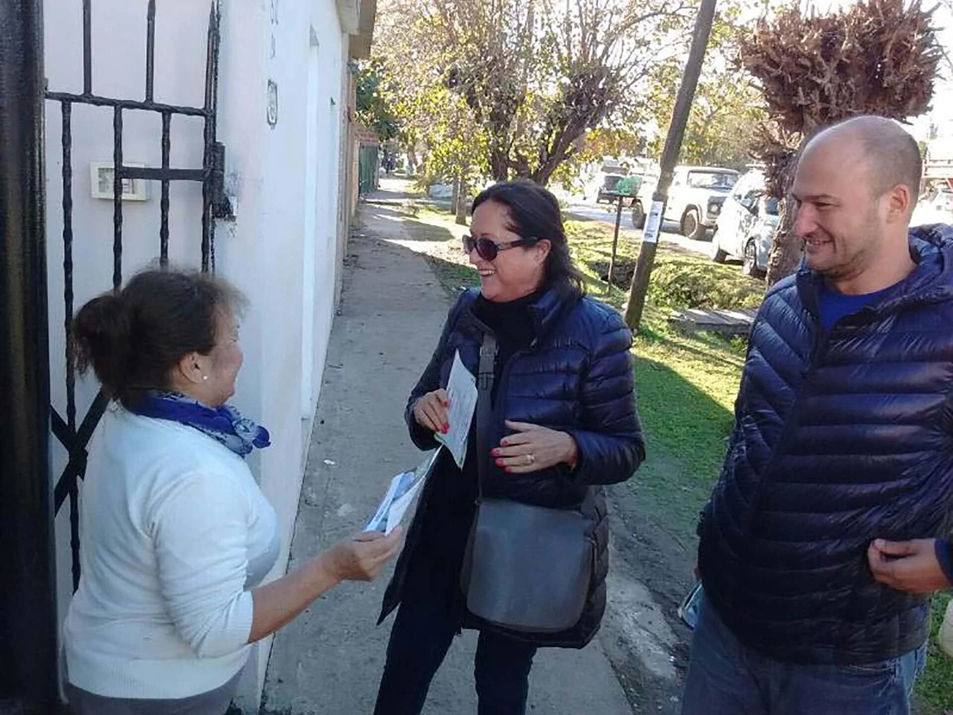 La senadora nacional Marta Varela participó hoy en el barrio El Arco de la localidad de Benavídez, en la provincia de Buenos Aires, del timbreo nacional de Cambiemos