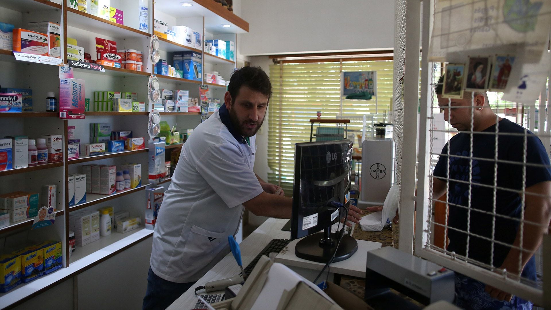 En la Argentina se habilitó la venta en farmacias de medicamentos que fueron recetados por profesionales de la veterinaria para uso en animales de compañía/REUTERS/Agustin Marcarian