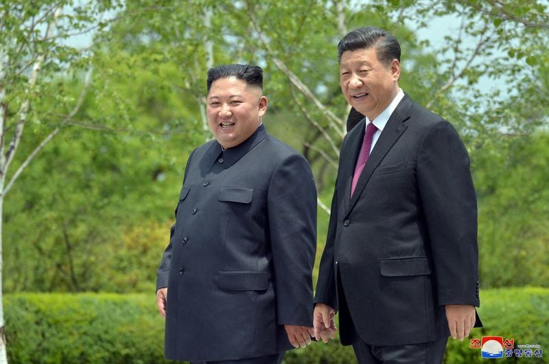 Kim Jong-un felicitó a Xi Jinping por el 74 aniversario de la fundación de China (KCNA vía REUTERS)