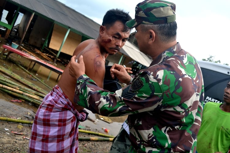 Un herido es atendido por un militar (Antara Foto/Muhammad Bagus Khoirunas/ via REUTERS )