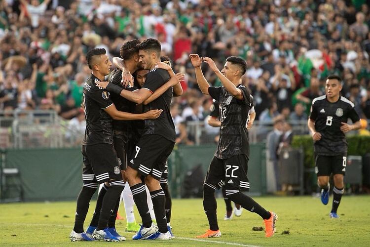 Alvarado marcÃ³ su primer gol oficial con MÃ©xico (Foto: Twitter @miselecciÃ³nmx)