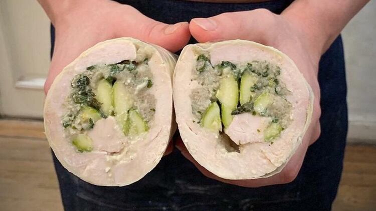 Arrollados de pechugas de pollo rellenas, un plato frío para cocinar en Año Nuevo