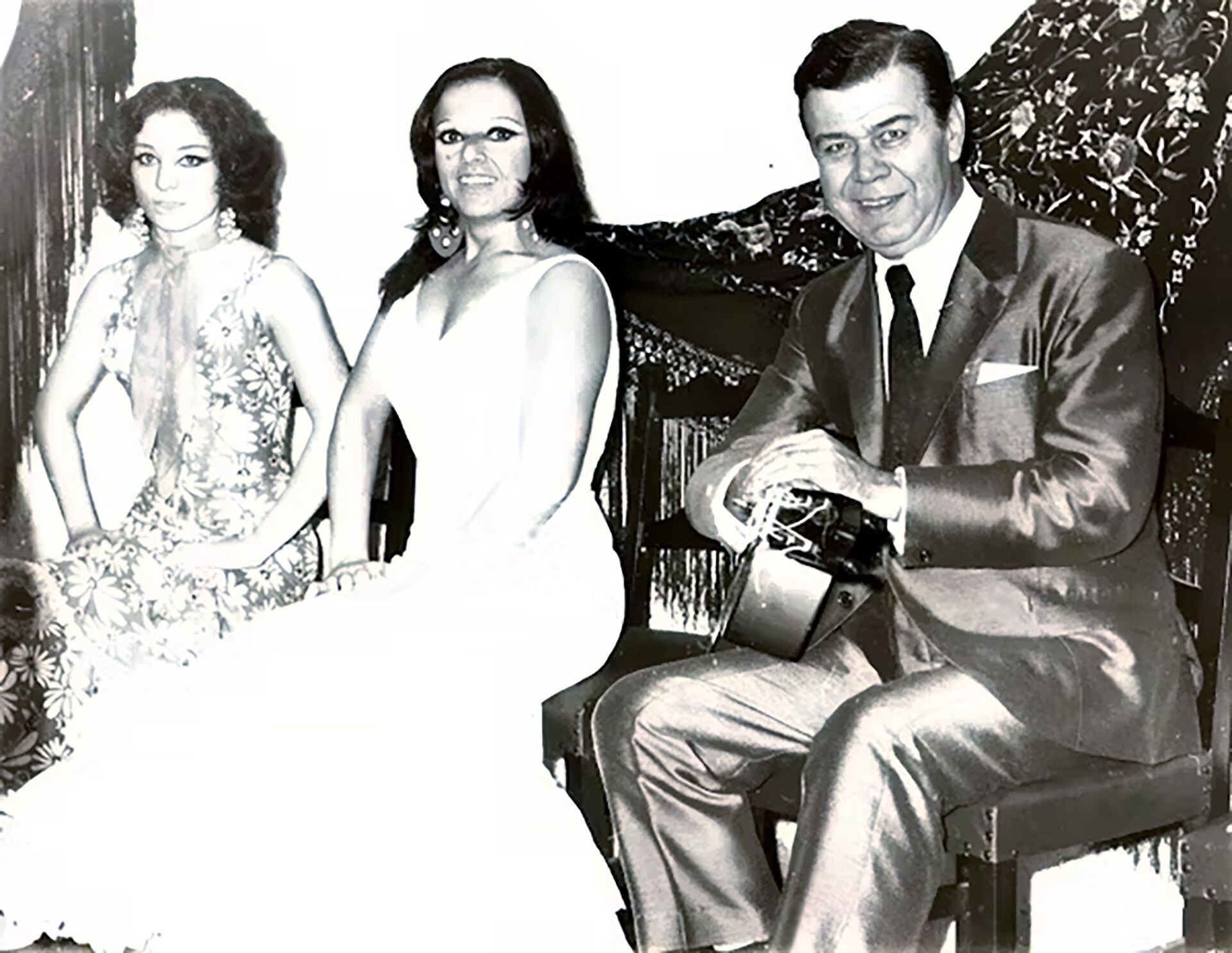 Esteban de Sanlúcar, con Rita Ortega y la China, en el tablao Los Canasteros (s. f.). Archivo fotográfico de Sergio E. Sartorio. (The Conversation)
