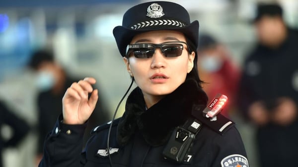Una agente de policía china utilizando los nuevos lentes con tecnología de reconocimiento facial